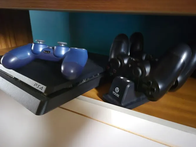 PS4 1tb - pouco usado, muito novo