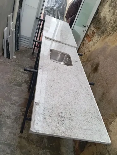 Pia de cozinha linda em granito 3.15 x 60 cm.
