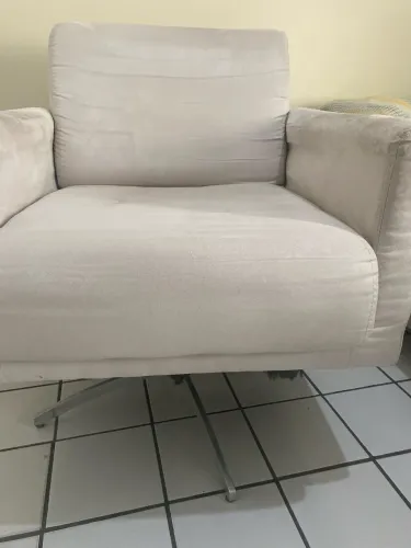 Poltrona giratória moderna estofada