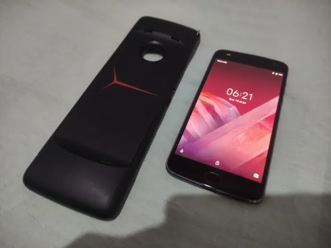 Vendo moto Z2 com snaps ou troco por video game portátil