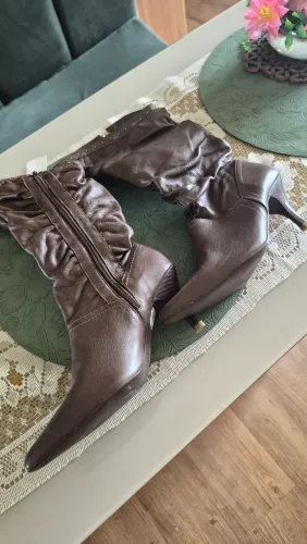 Bota de couro cano médio