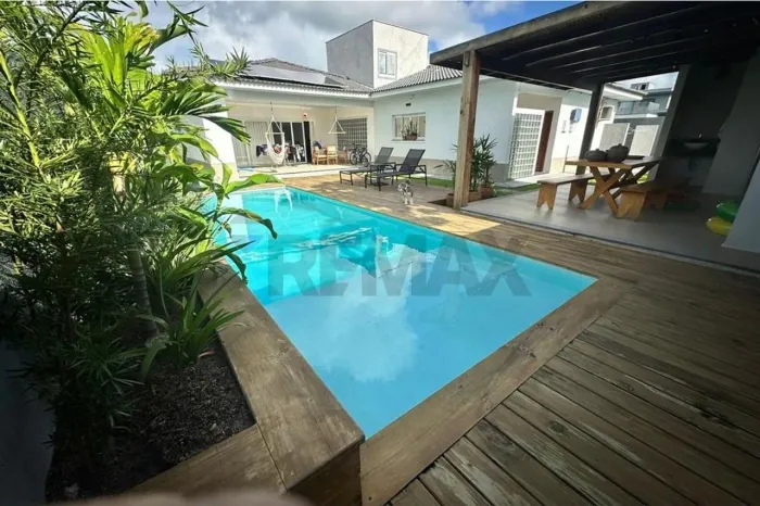 CASA MOBILIADA DE ALTO PADRÃO EM CONDOMÍNIO FECHADO COM VISTA MAR