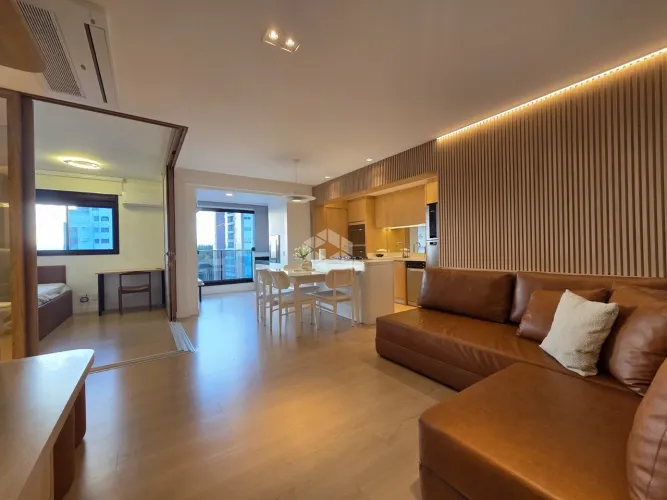 APARTAMENTO SEMIMOBILIADO COM 2 QUARTOS SENDO 1 SUÍTE E 2 VAGAS NO CENTRO