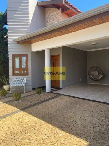 Casa Térrea de Alto Padrão com Pé-Direito Alto, Piscina e Planejados 185m²