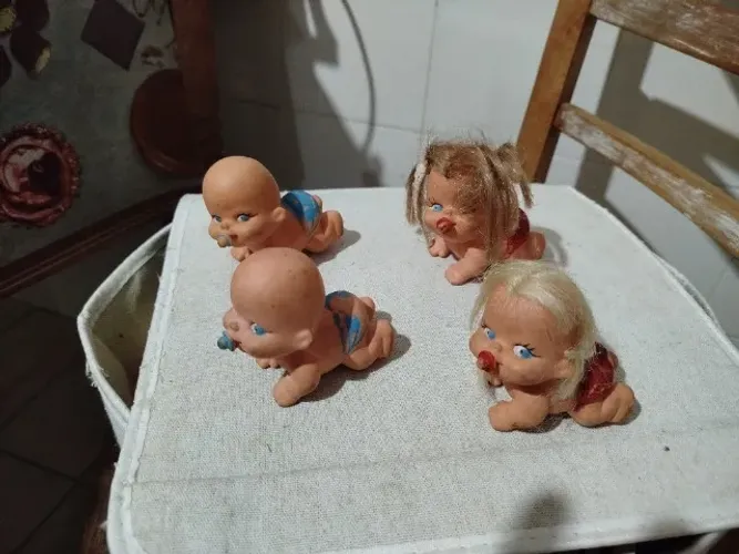 Bonecos de vinil engatinhando com fraldas coloridas e chupetas - 1960 a 1970