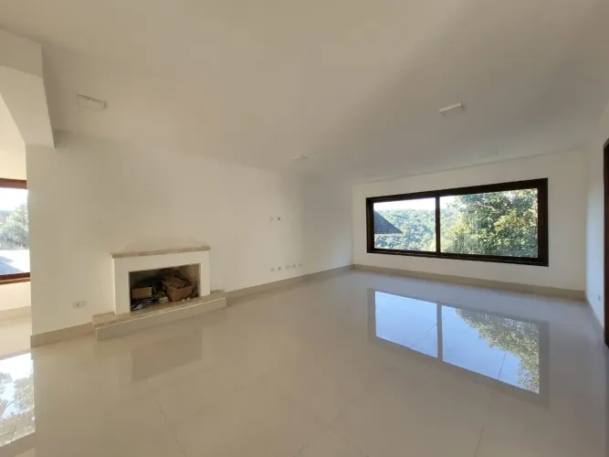 Locação Casa no Condomínio Suiça da Cantareira, com 3 suítes com closet.