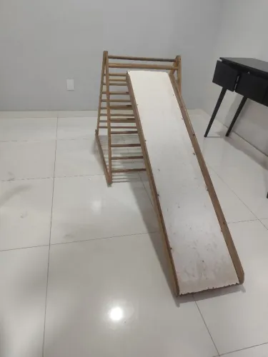 Triângulo pikler montessoriano