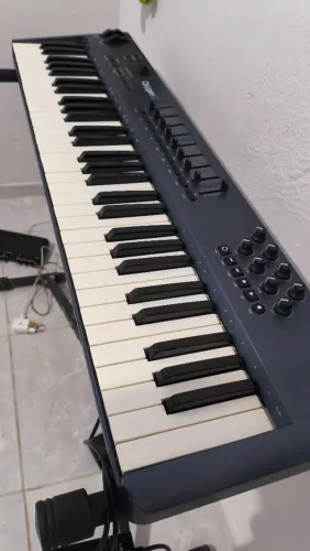 Vendo um teclado controlador m-audio oxygen 61 e um mini lab da m-vawe