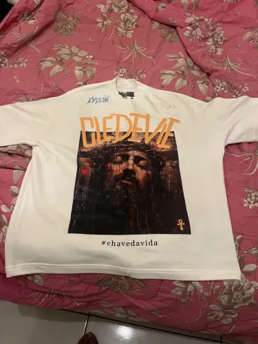 Camisa autografa pelo cantor orochi