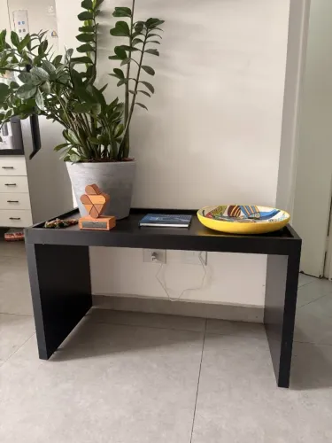 Mesinha de canto / mesa de centro em MDF de marcenaria