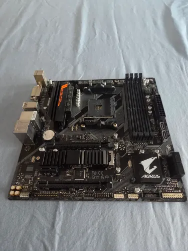 Placa mãe GIGABYTE AORUS B450-M NO ESTADO