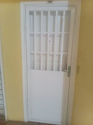 A Isaías Imoveis vende apartamento reformado no Ed. Munin, São Francisco