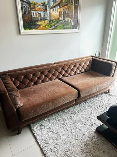 Vendo sofá living de estilo contemporâneo com acabamento em capitonê de 2,40x82 m