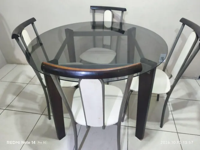 1 Mesa de cozinha redonda tampo de vidro com 4 cadeiras.