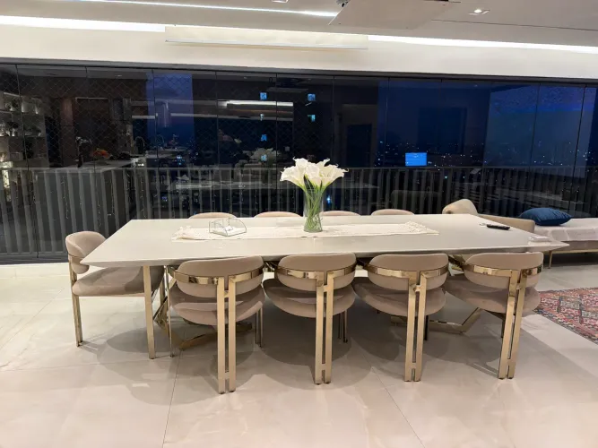 Mesa Elegante com banquetas
