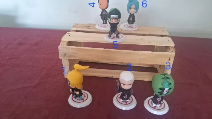 Figuras colecionáveis de naruto, cada unidade sai por 50 reais, tem por volta de 7 cm