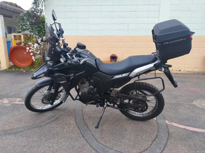 Vendo Lander 250 ano 2022 na cor preta