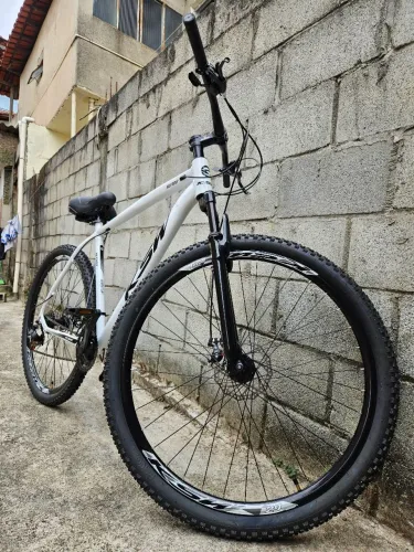 Bicicleta KSW XLT100, aro 29 + Banco confortável + Trava com chave
