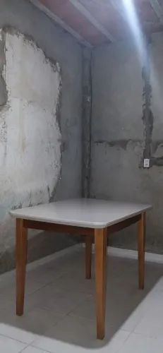 Mesa de Jantar 4 Lugares 1,30m Tampo MDF e Vidro Pés Madeira Maciça