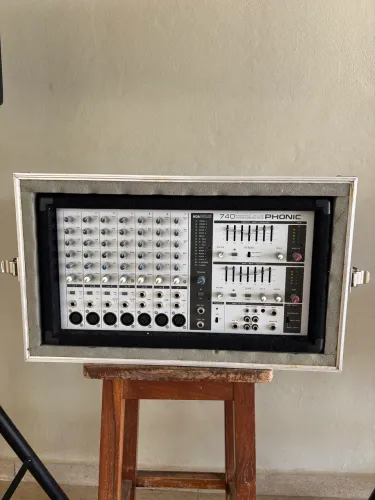 Mixer amplificado e caixa starner