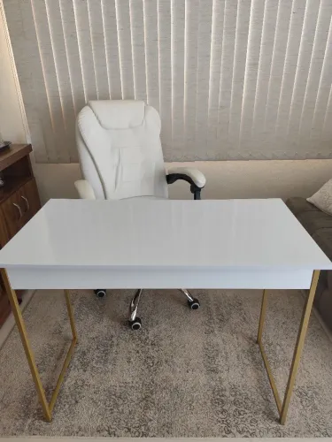 Cadeira de escritório com pontos de massagem e mesa.