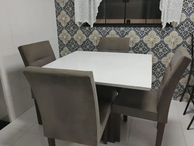 Mesa de jantar 4 cadeiras R$700,00