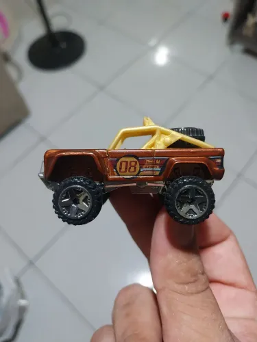 Hot Wheels Custom Ford Bronco série New Models marrom