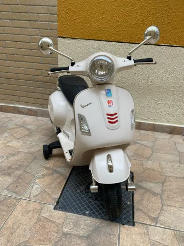 Moto elétrica Infantil estilo Vespa