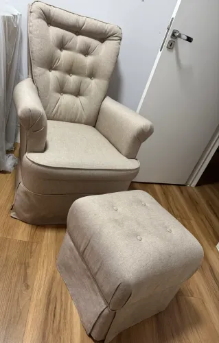Poltrona de amamentação com puff de apoio