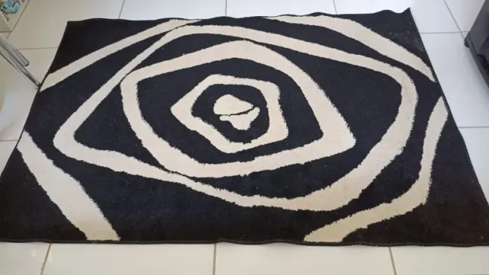 Tapete decorativo preto e branco