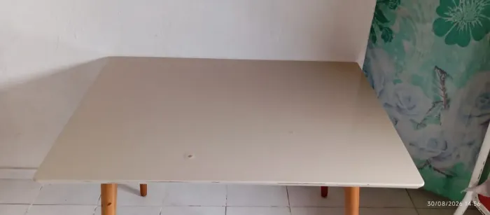 Vende-se mesa de madeira bonita é em perfeito estado motivo da venda comprei outra