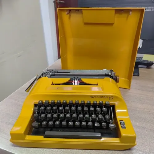 Máquina De Escrever Antiga Remington 12 Amarela Vintage