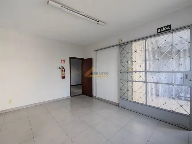 Casa para aluguel, 4 quartos, 1 suíte, 4 vagas, Centro - Divinópolis/MG