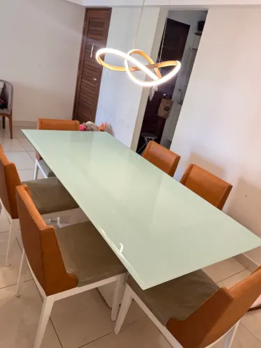 Mesa com 6 cadeiras em ótimo estado