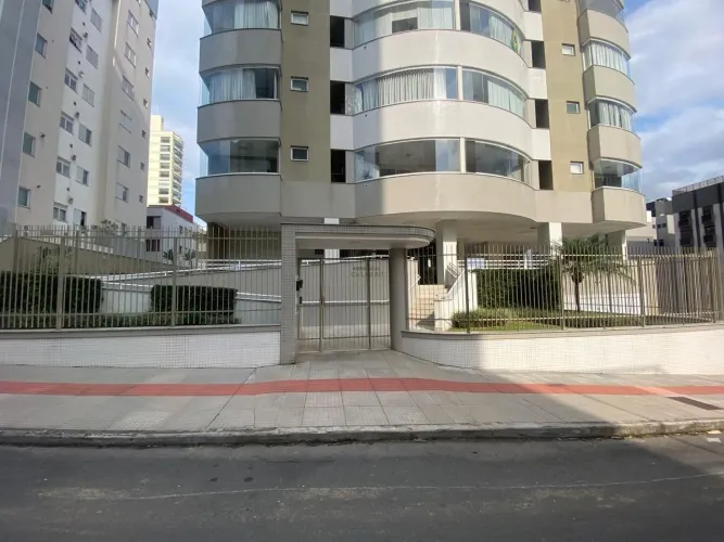 Lindo apto com 3 dormitórios semimobiliado no centro de Criciuma SC