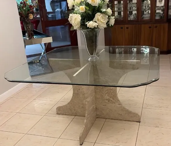 Mesa de Jantar (tampo de vidro e pé em mámore travertino) 8 lugares - Sem as cadeiras