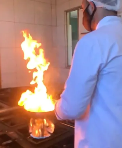 Cozinheiro para festas, comidas congeladas, almoços e jantares.
