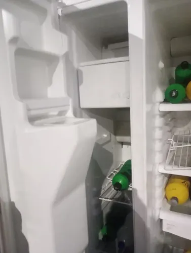 Geladeira branca funciona bem