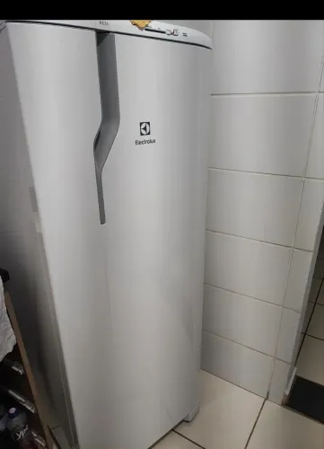 Geladeira Electrolux Cycle Defrost 240L Degelo Prático Uma Porta Branca (RE31) - 220V