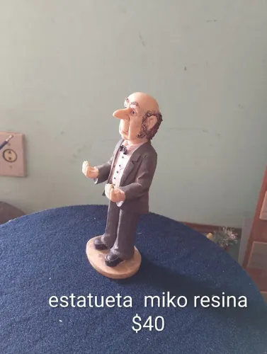 Estatueta de resina italiana