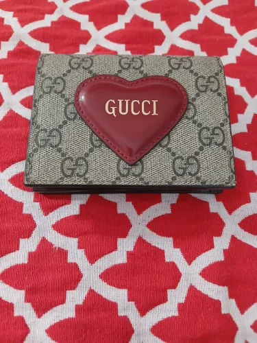 Carteira Gucci otimo estado entrego no metro de São Paulo