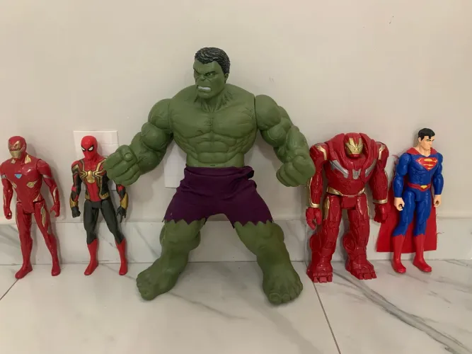Bonecos Marvel e DC