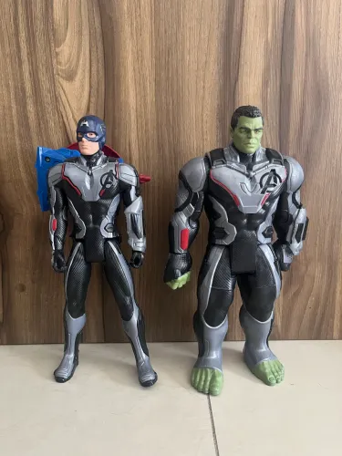 Bonecos Hulk e Capitão América Deluxe Vingadores