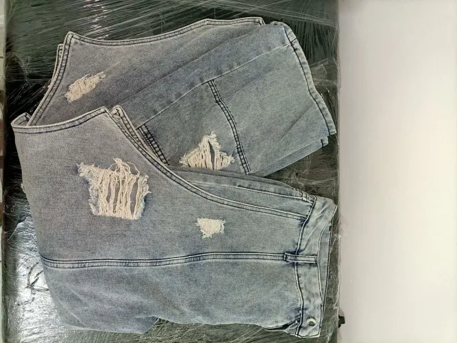 Calça jeans moderna com recortes laterais e bordado no bolso