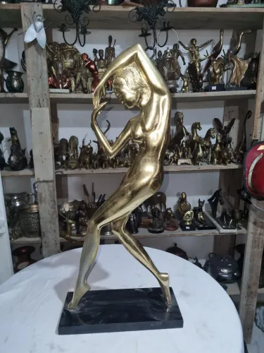 Linda escultura de mulher em metalamarelo altura 56 de altura bela obra de arte 