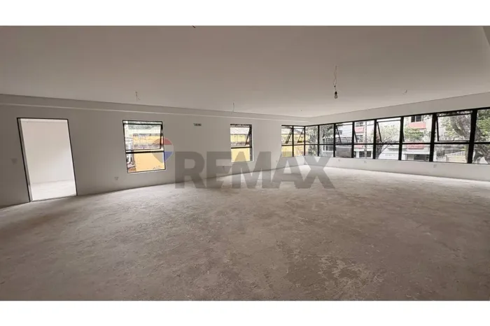 Alugue Espaço Comercial no Coração do Espinheiro com 300m²!