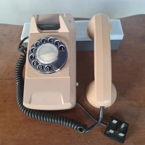 Telefone de disco de parede antigo clássico 