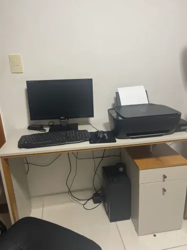 Mesa de computador novinha