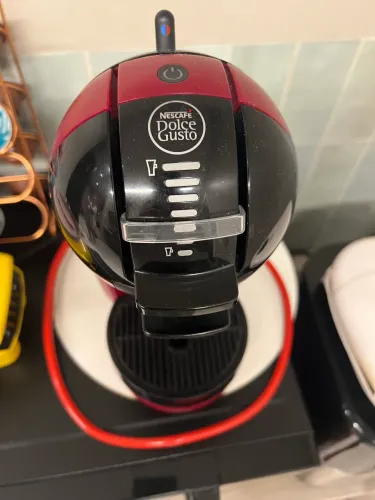 Máquina Nescafé Dolce Gusto vermelha/preta