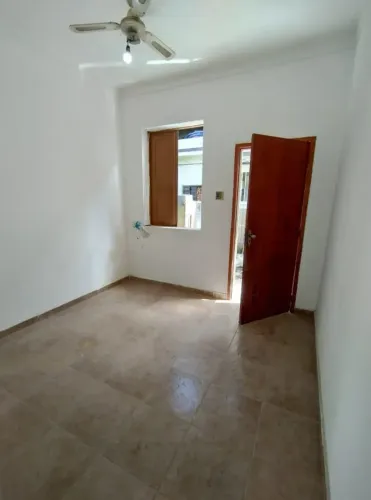 CASA COM 2 QUARTOS EM CENTRO - ACEITO ENTRADA